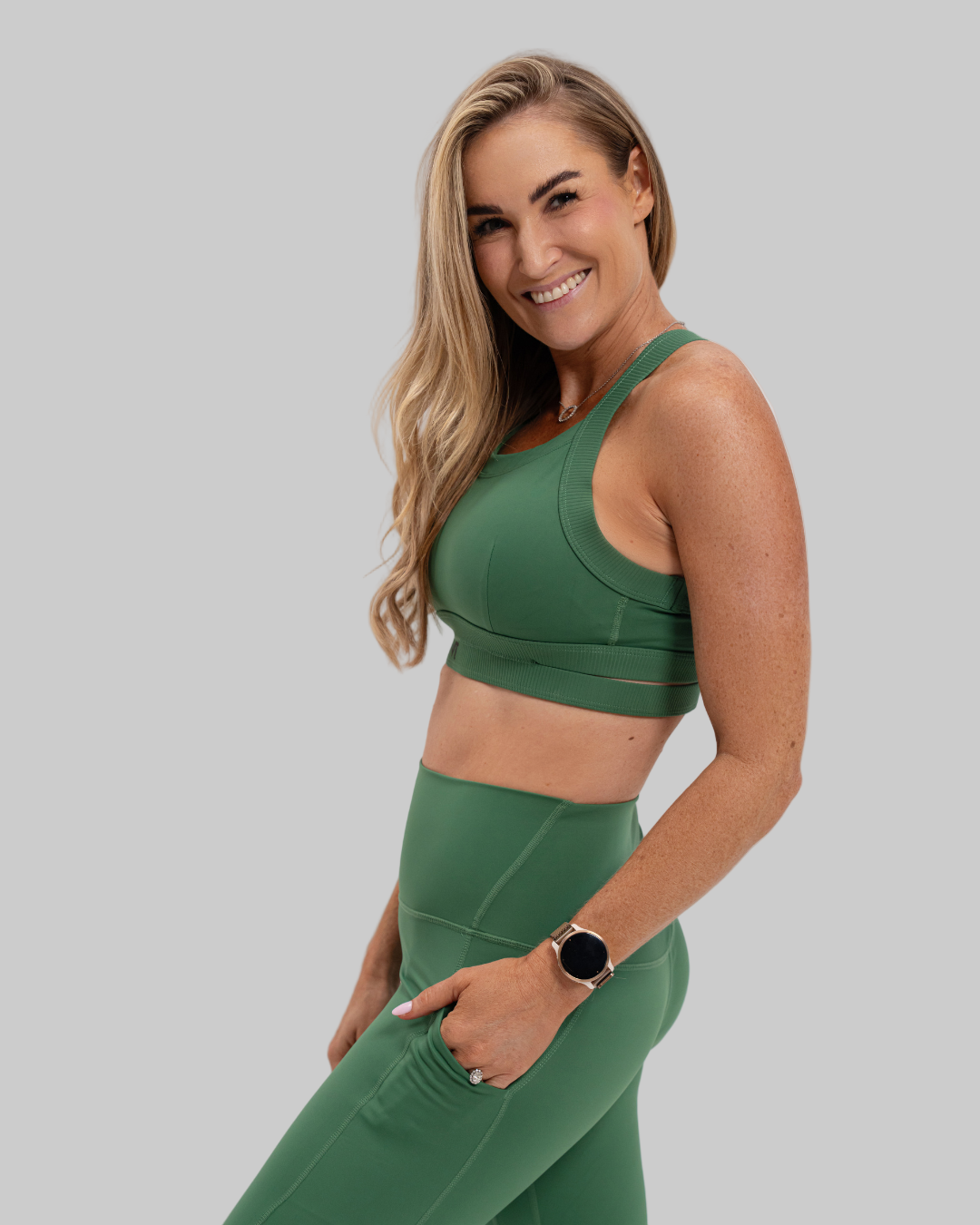 طقم ملابس رياضية 2 في 1 باللون الأخضر مع بلوزة وسراويل ضيقة