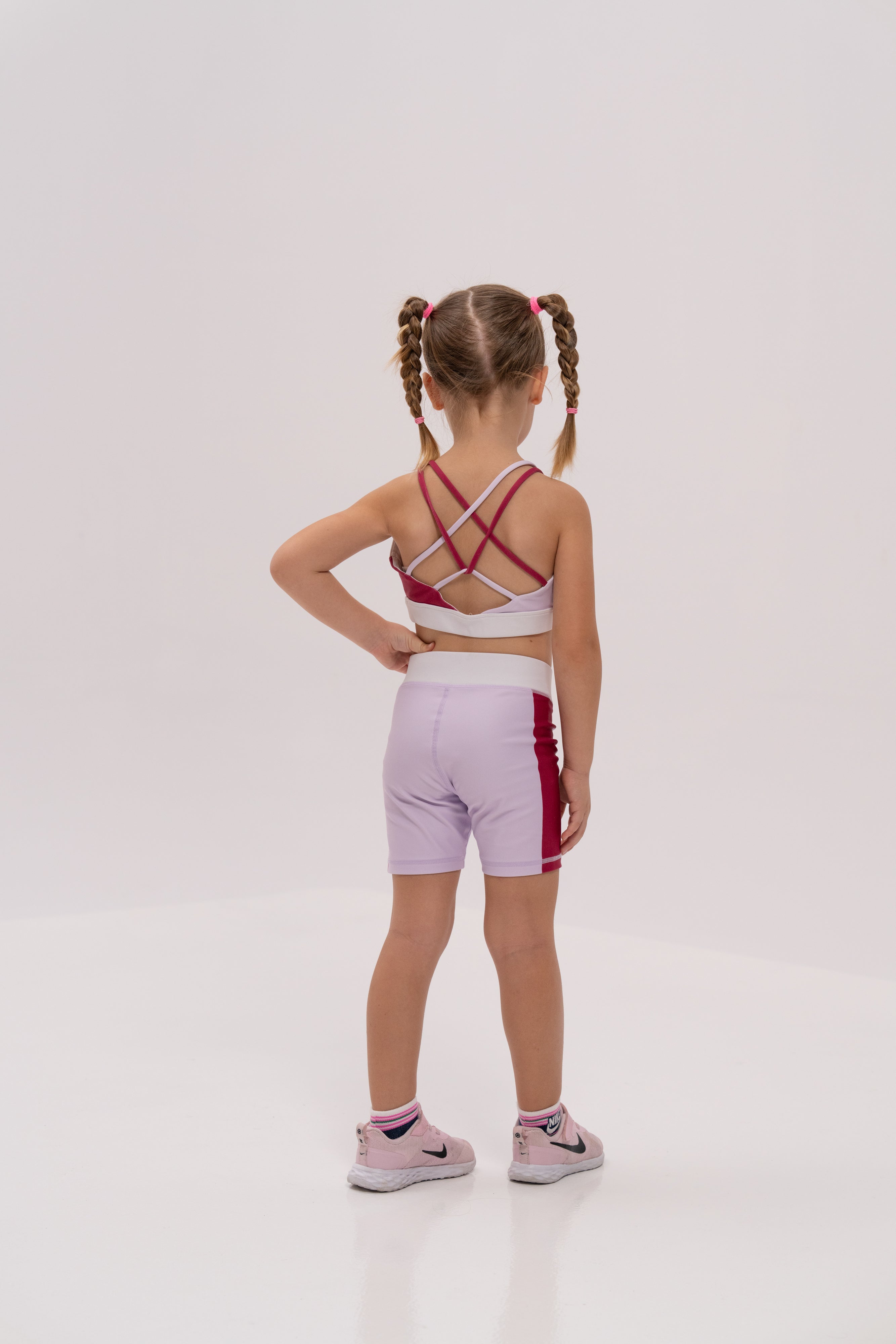 طقم رياضي للبنات مع حمالات متقاطعة