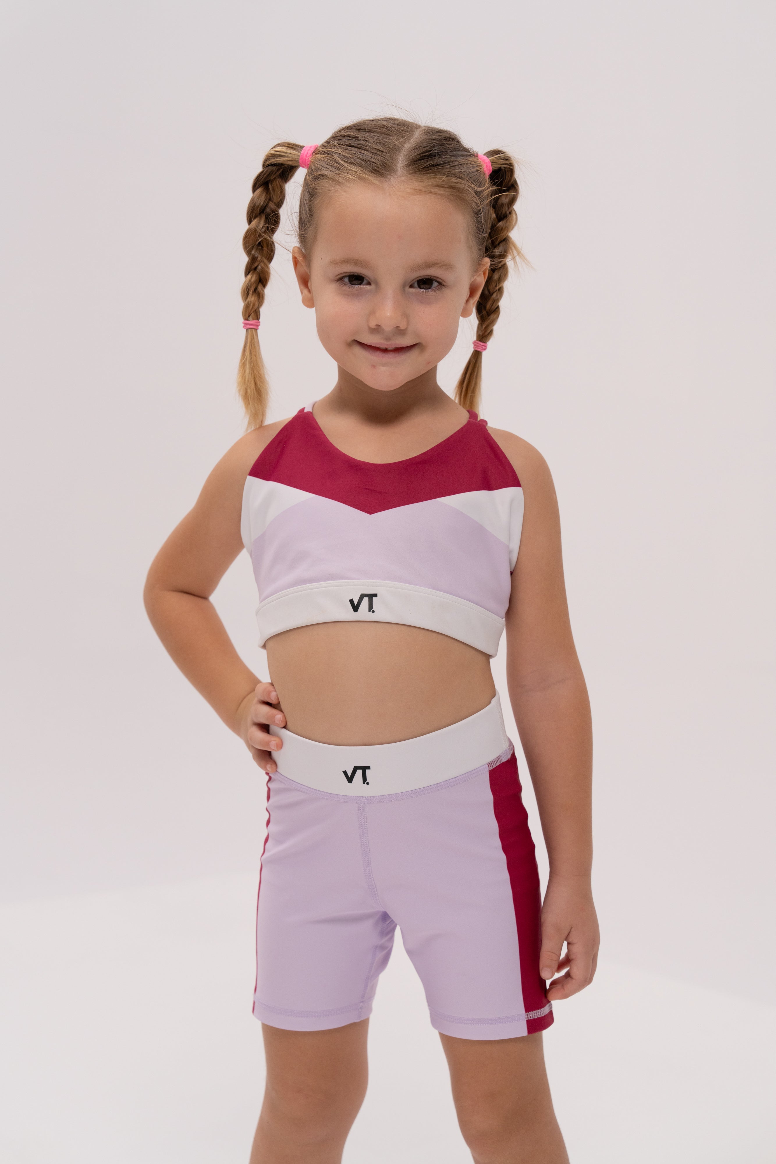 طقم رياضي للبنات مع حمالات متقاطعة